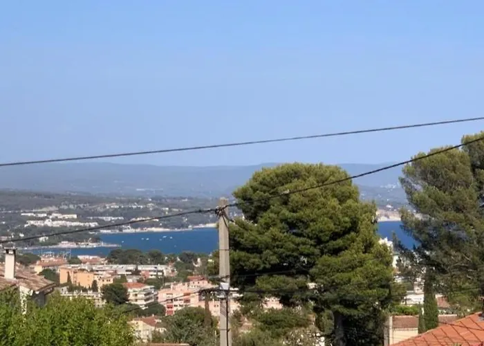 Rez de villa avec place de parking et vue mer.