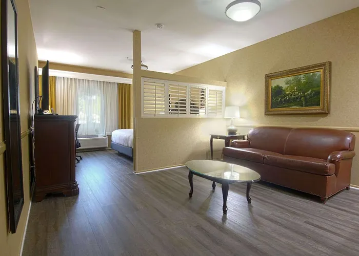Azure Hotel&Suites Ontario Trademark Collection By Wyndham