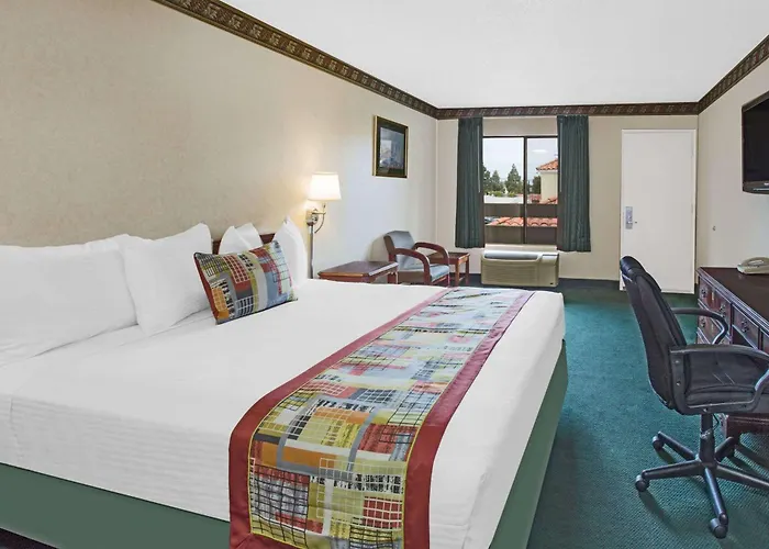 Travelodge By Wyndham Costa Mesa Newport Beach Hacienda