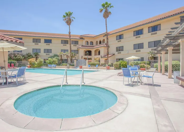 Ramada By Wyndham Barstow