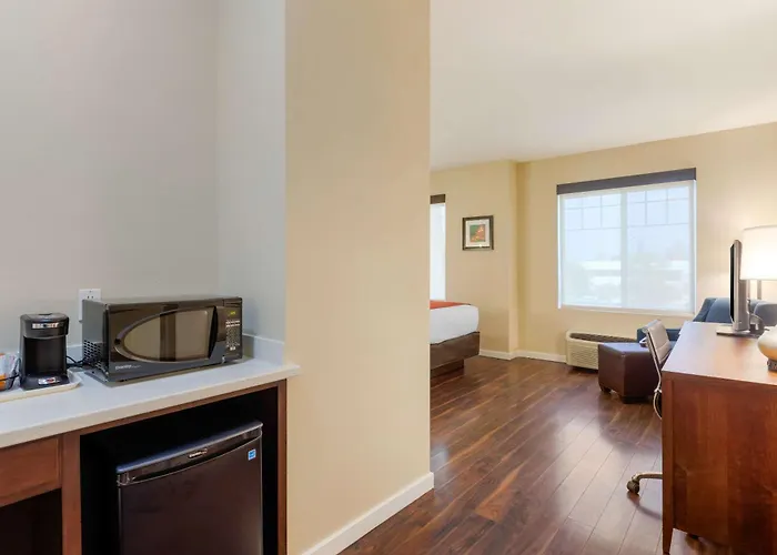 Comfort Inn&Suites Near Ontario Airport