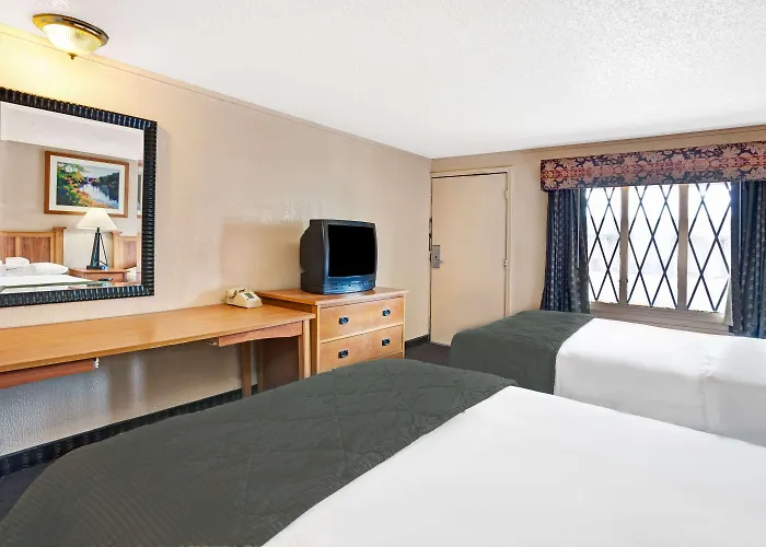 Knights Inn - Madison Heights