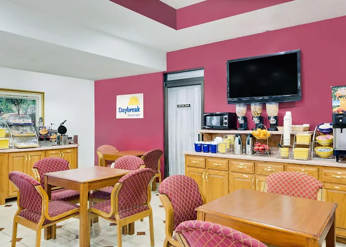 Days Inn & Suites By Wyndham Starkville