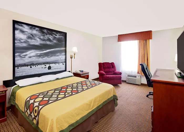 Super 8 By Wyndham Plainview