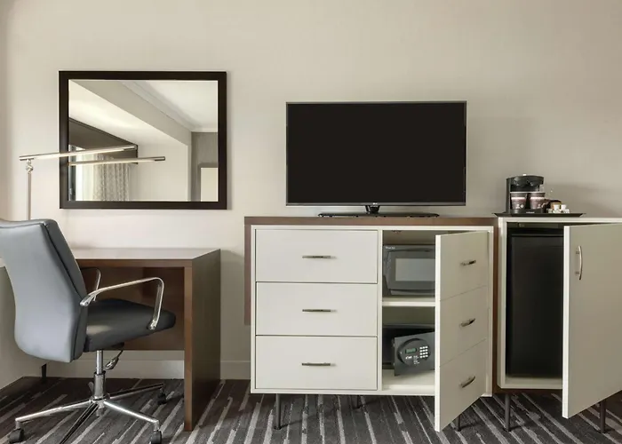 Doubletree By Hilton Milwaukee/Brookfield