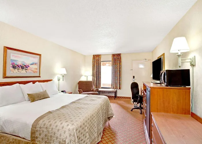 Ramada By Wyndham West Memphis
