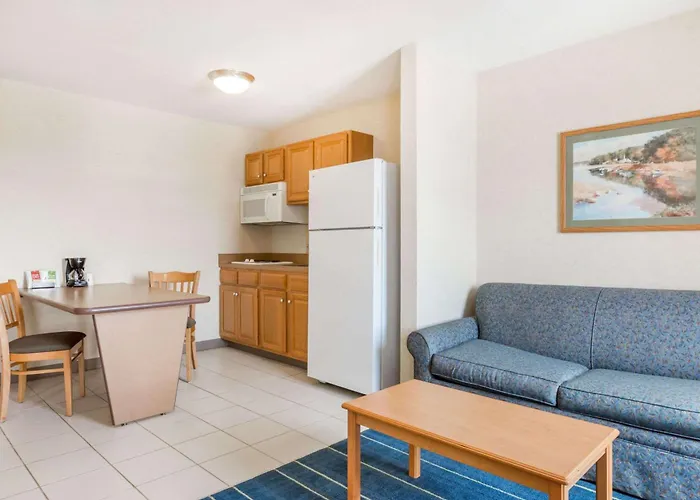 Days Inn & Suites By Wyndham Bridgeport - Clarksburg
