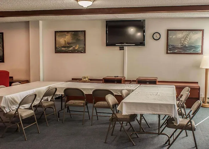 Econo Lodge Inn & Suites
