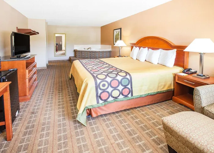 Super 8 By Wyndham Clinton