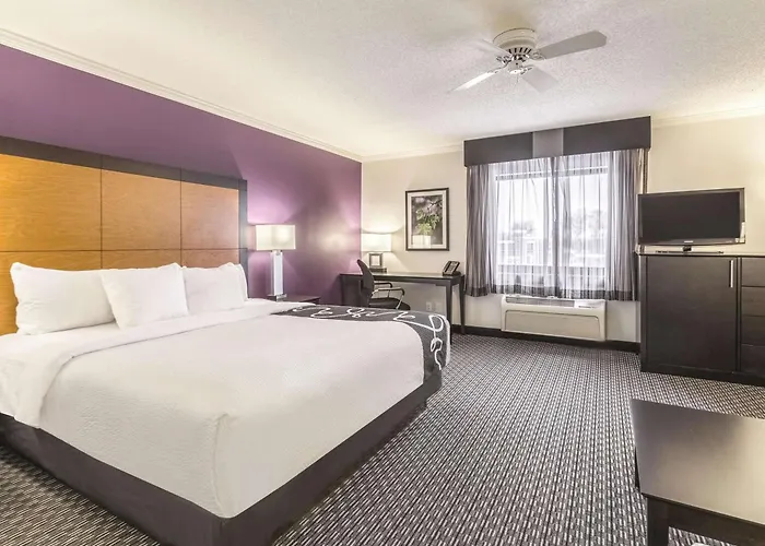 La Quinta Inn & Suites By Wyndham Cleveland - Airport North