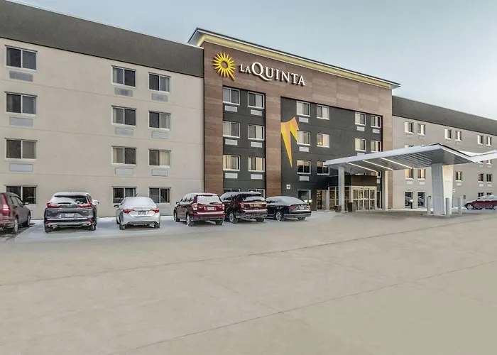 La Quinta Inn & Suites By Wyndham Cleveland - Airport North