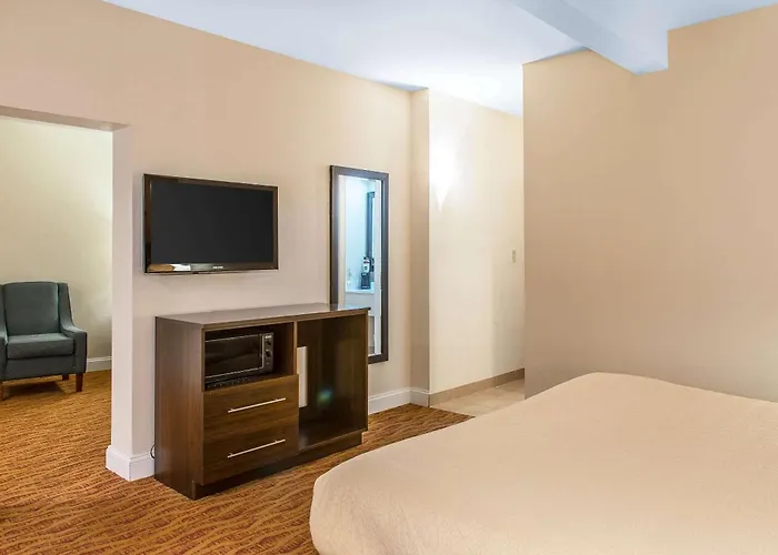 Quality Inn & Suites Middletown - Newport