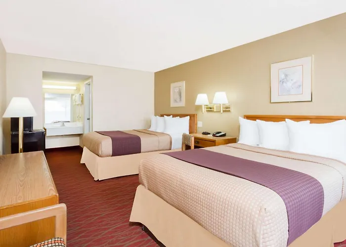 Days Inn By Wyndham Staunton