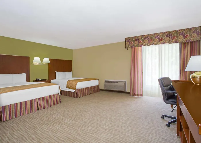 Days Inn & Suites By Wyndham Red Rock-Gallup
