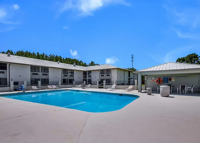 Clarion Pointe Marshall