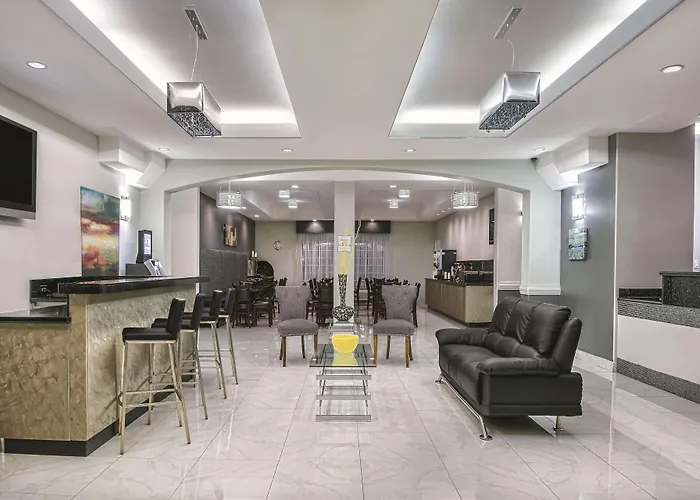 La Quinta Inn & Suites By Wyndham Mercedes Outlet Mall