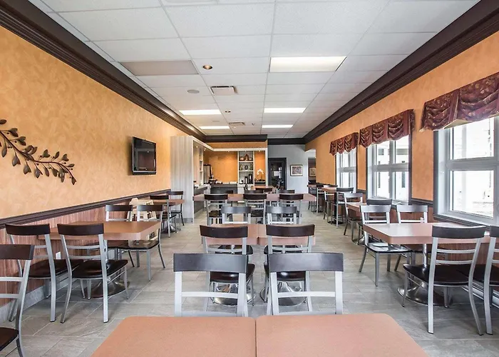 Econo Lodge Inn & Suites