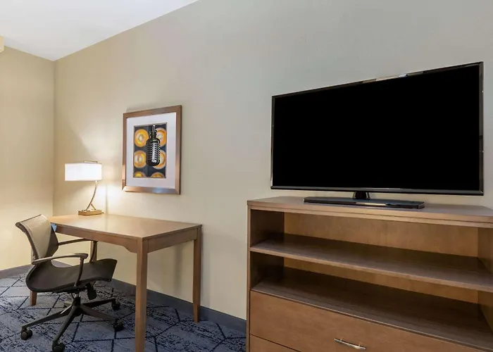 La Quinta Inn & Suites By Wyndham Kansas City Beacon Hill