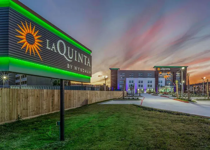La Quinta Inn & Suites By Wyndham Galveston West Seawall