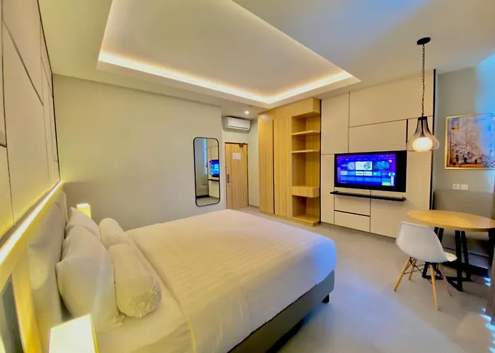 Front One King Hotel Tuban