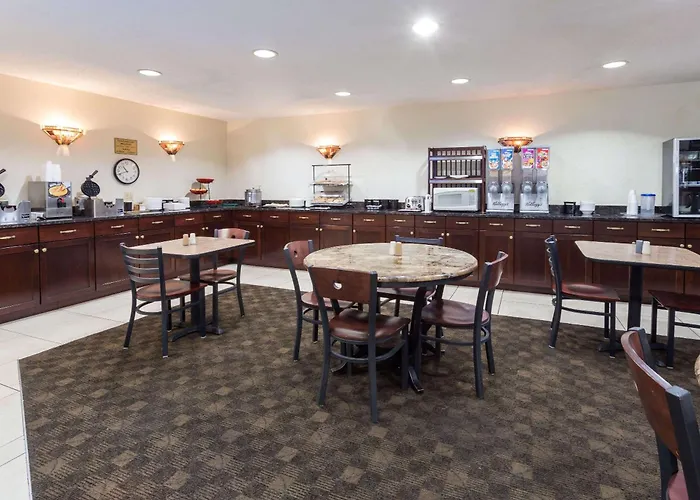 Ramada By Wyndham Bettendorf