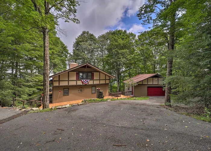 Hot Tub & Scenic Views: Beech Mountain Retreat