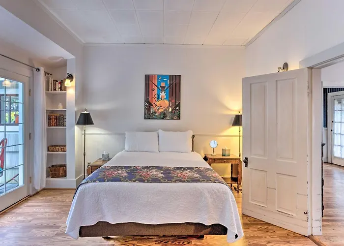 Charming Historic Retreat Near Poverty Bay!