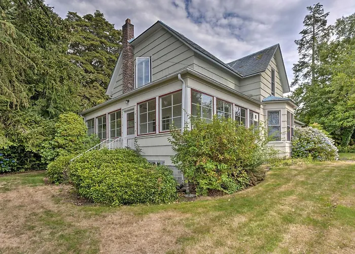 Charming Historic Retreat Near Poverty Bay!