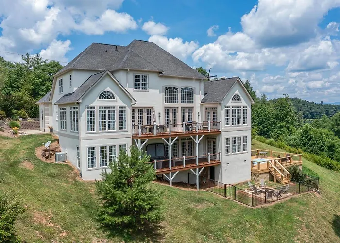 Spacious Luxury Home With Swim Spa, Hot Tub, Movie Room And Fire Pit