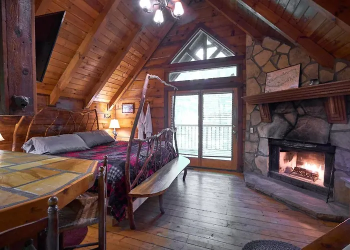 Wild Columbine - Gatlinburg Area Hottub Romantic Cabin
