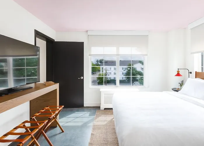 Elwood Hotel & Suites
