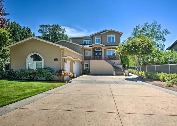 Luxe Getaway W/ Riverfront Views In Grants Pass!