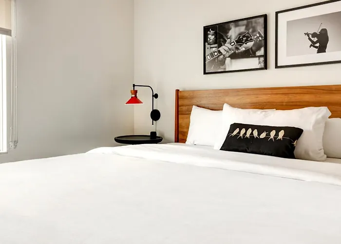 Elwood Hotel & Suites