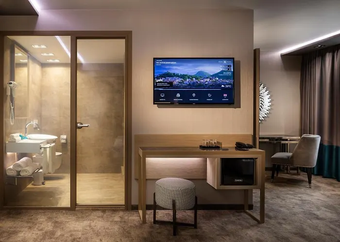 Este Park Hotel: Urban Chic Luxury with Parking Near Shopping Mall