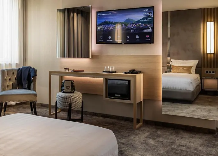 Este Park Hotel: Urban Chic Luxury with Parking Near Shopping Mall