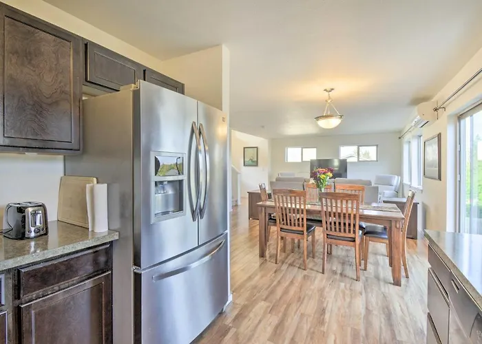 Pet-Friendly Poulsbo Abode W/ Mountain Views!