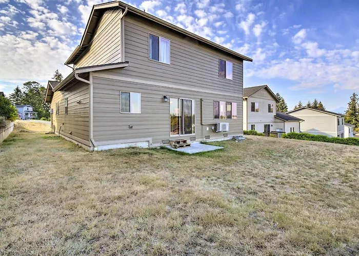 Pet-Friendly Poulsbo Abode W/ Mountain Views!