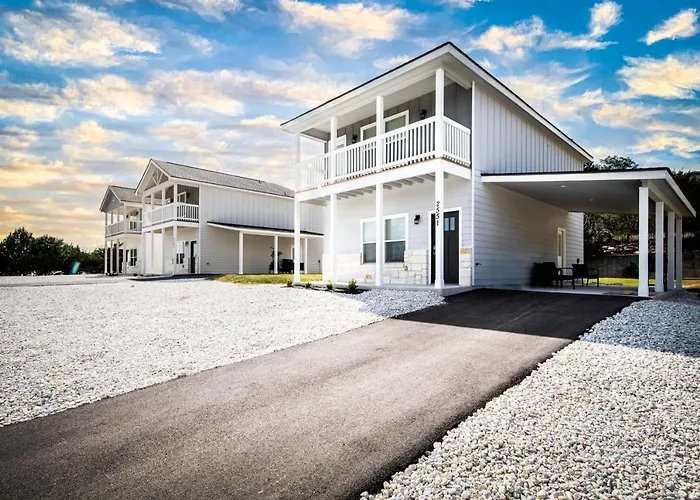 Lakeshore Retreat