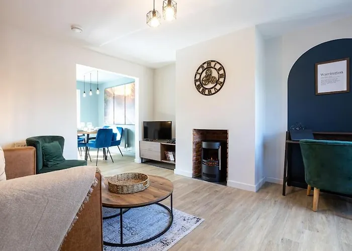 Railway House - Central Warrington - Sleeps 6