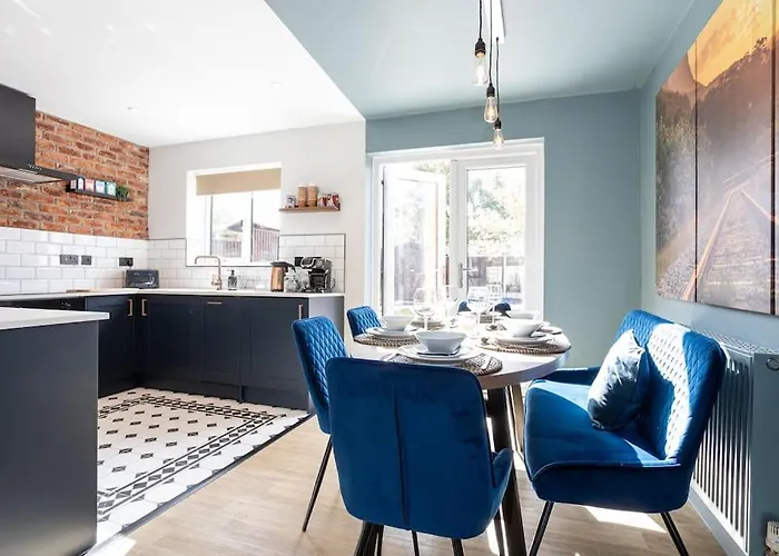 Railway House - Central Warrington - Sleeps 6