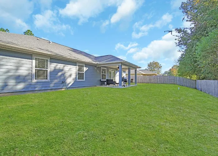 Nice 4-Bedroom Home 15 Mins From The Beach