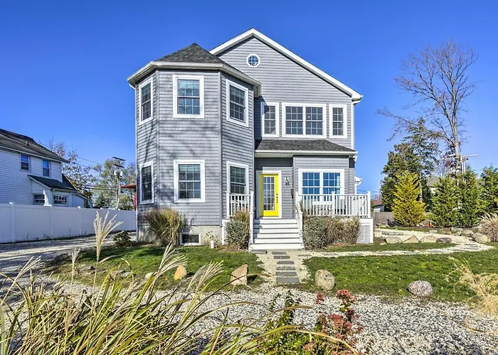 Charming Spring Lake Retreat, 1 Mi To Beach!