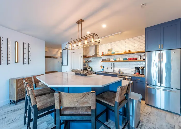 Fully Renovated Ski-In/Out Loft With Private Hot Tub!