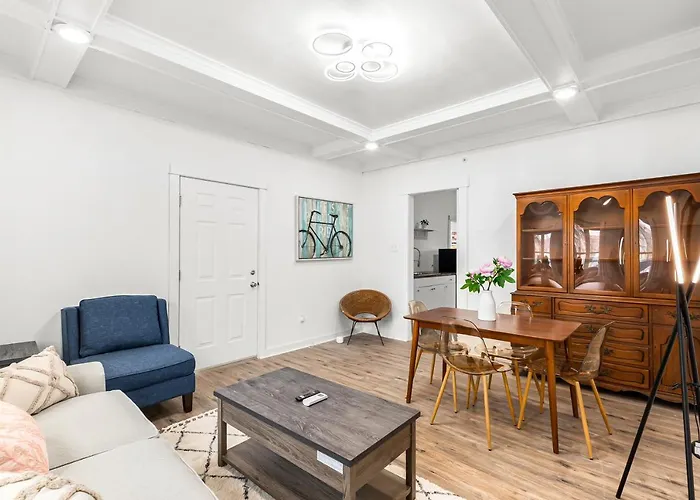 North End Treasure, Beautiful 2 Bedroom Apartment