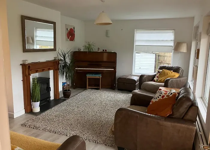 Entire House Near Beaches, Footpaths, Dog Friendly