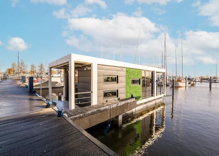 Beautiful Houseboat With Shared Pool