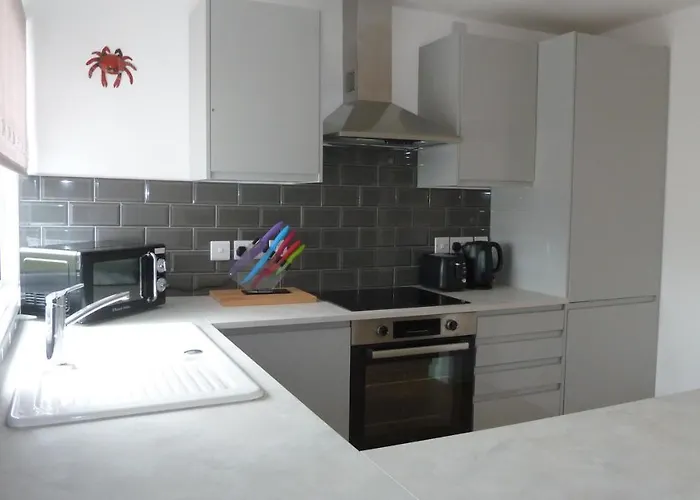 The Getaway - Modern 2 Bedroom Brixham Bungalow With Sea Peeps