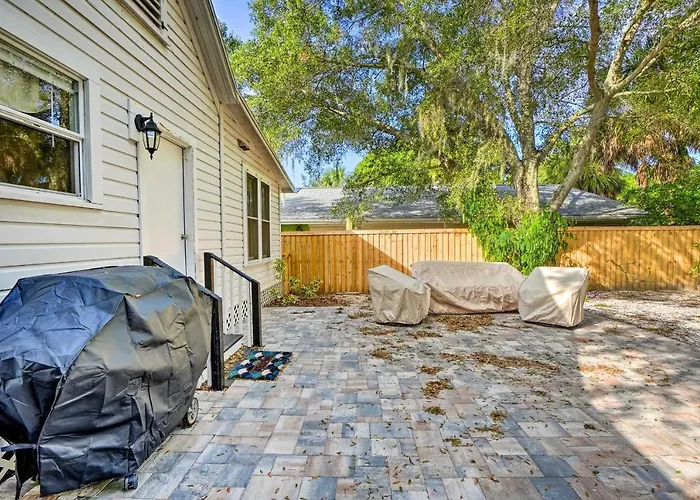 Historic Tarpon Springs Abode ~ 3 Mi To Beach