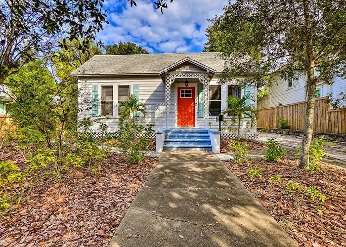 Historic Tarpon Springs Abode ~ 3 Mi To Beach