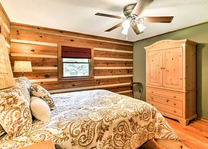 Black Mountain Cabin W/ Screened Porch + Views!